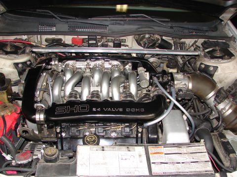 1992 Ford Taurus - Engine bay of a 1992 Ford Taurus SHO, the 24 valve DOHC engine.
