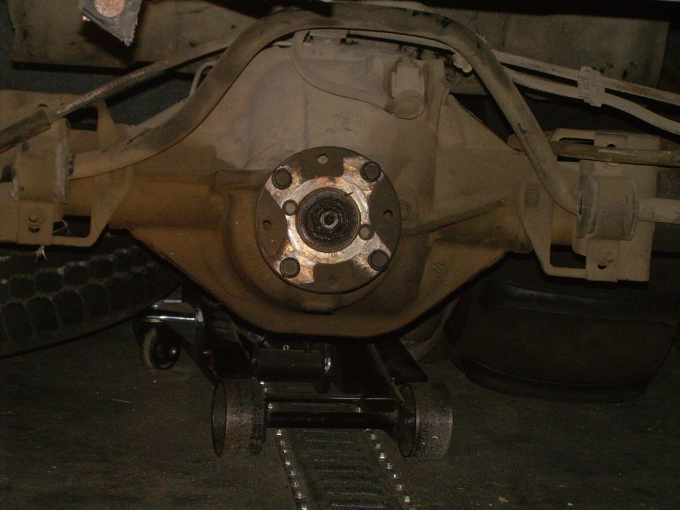 Rear axle differential with a jack underneath