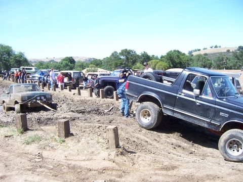 1991 Ford Bronco - Danny gets pulled out by justin. Go 6 cyclinder go