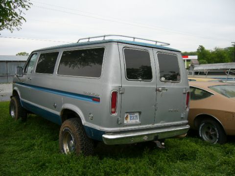 1978 Ford E250 - Right rear tire is a little low.