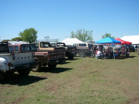 1978 Ford Bronco - Everybody hanging out.