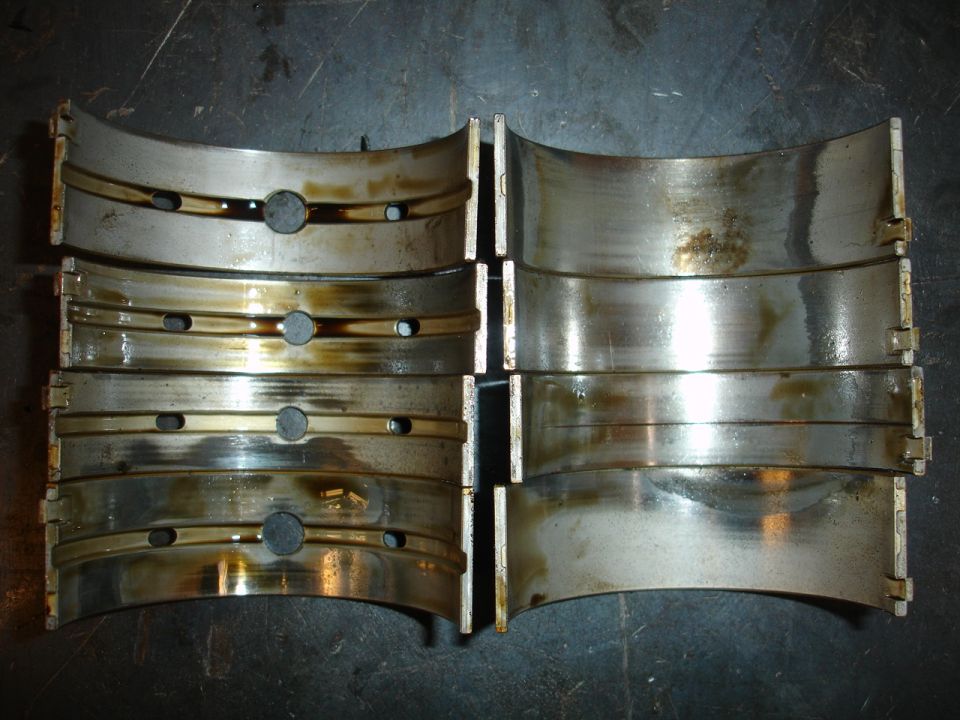 Engine bearing shells with oil residue