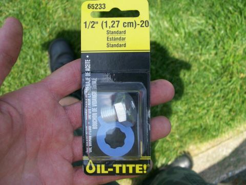 1984 Ford Bronco - A package containing an oil drain plug and washer, labeled "OIL-TITE!" and "1/2" (1,27 cm)-20 Standard".