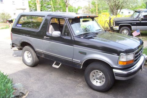 1995 Ford Bronco - This Ford Bronco has a two-tone paint scheme and appears to be a 1995 model.