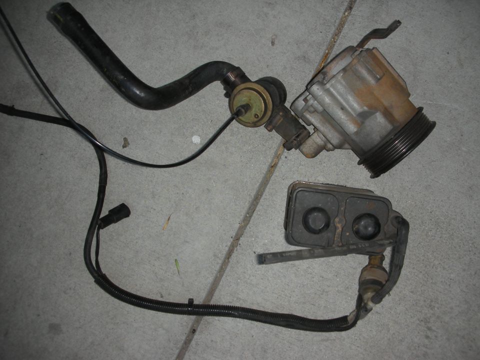 Power steering pump and fluid reservoir assembly
