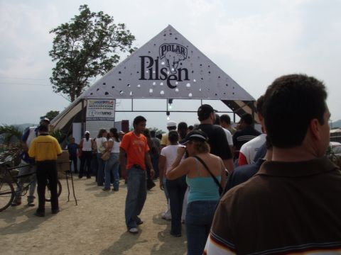 1995 Ford F-150 - A crowd gathers under a large Polar Pilsen banner, with some people in the foreground and others in the background.