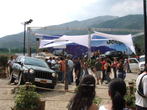 1995 Ford F-150 - A Jeep event displays several vehicles, including a dark green Jeep Compass in the foreground.