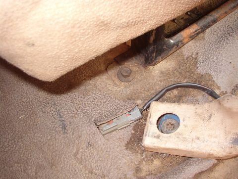 1983 Ford Bronco - This broken mount is the first visible indication of a floor problem. [url=http://www.supermotors.net/registry/2742/54308-4] http://www.sup…