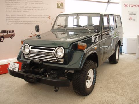 1995 Ford F-150 - This vintage Toyota Land Cruiser FJ40, marked as 'Serie 50 1979', is displayed with historical information.