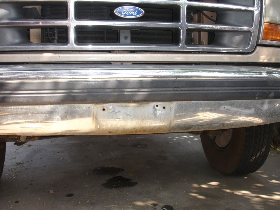 1992 Ford F-350 front grille with Ford logo and chrome bumper