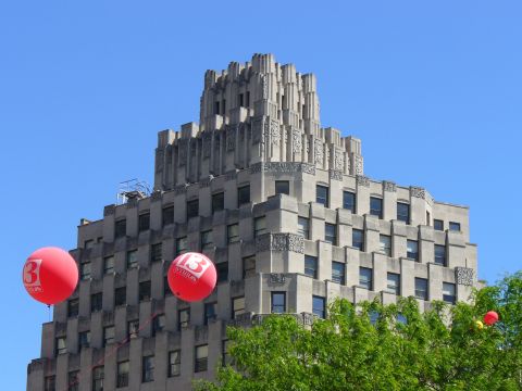 1991 Ford Probe - A tall Art Deco building is visible with two red balloons floating nearby. The balloons have a '3' logo on them.
