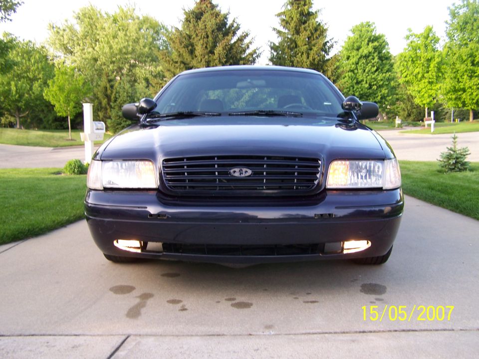 Dark blue 2003 Ford Crown Victoria front view