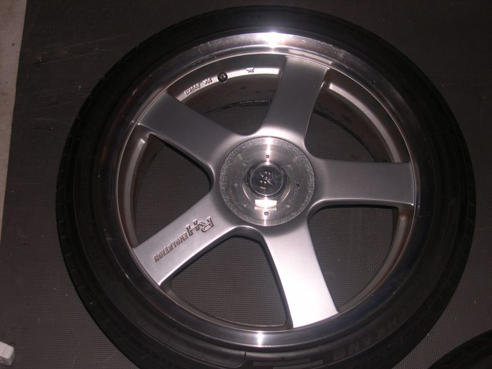 Silver five-spoke wheel with 'RH Evolution' text