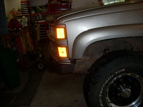 2000 Chevrolet Tahoe - Front corner view of a silver truck, possibly a 1995 model, with its turn signals illuminated. The Supermotors.net logo is visible on the t…