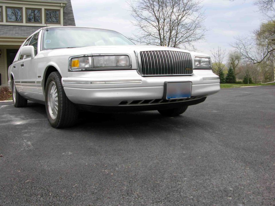1997 Lincoln Town Car front view parked on asphalt driveway