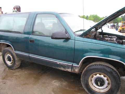 1991 Ford LTD Crown Victoria - This green pickup truck appears to be a 1995 model, not a 1991 Ford Crown Victoria LTD.