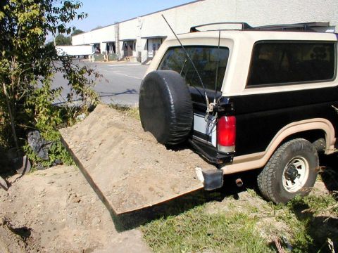 1983 Ford Bronco - The hitch hauler has proven endlessly useful. [url=http://www.supermotors.net/registry/media/77642] http://www.supermotors.net/getfile/7764…