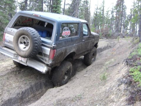 1995 Ford Bronco - This 1995 Ford Bronco navigates a muddy off-road trail with its rear facing the camera.