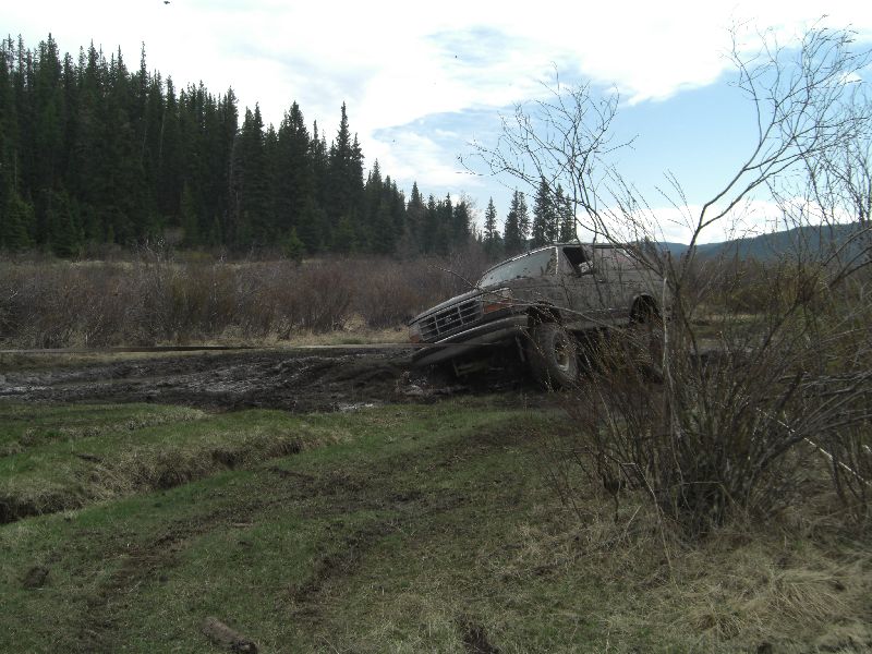 1995 Ford Bronco stuck in mud, front 3/4 view