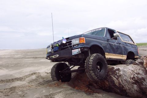 1996 Ford Bronco - Uh oh. Stucks are getting contagious and spreading into the 2 Big Broncos ranks. Mike biting off more log than he could chew. (5/19/2007)