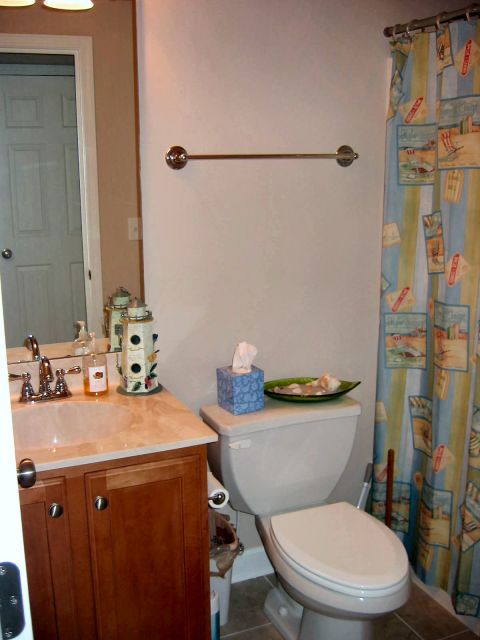 1985 Ford Crown Victoria LTD - Guest bathroom, in hallway to back of house.