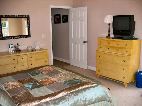 1985 Ford Crown Victoria LTD - Master bedroom, looking towards walk-in closet.
