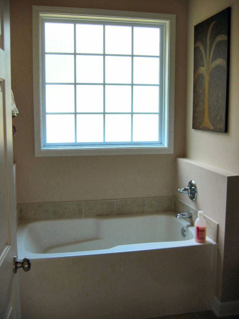 1985 Ford Crown Victoria LTD - Master bath, garden tub.