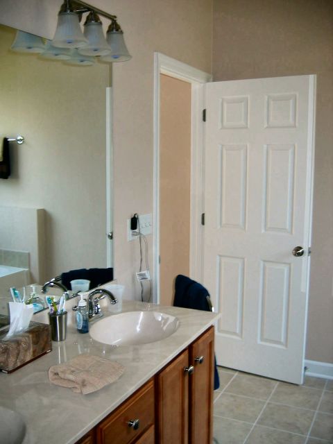 1985 Ford Crown Victoria LTD - Master bath, towards door.