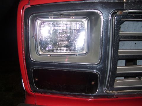 1986 Ford Bronco - This truck's front-end styling, particularly the grille and headlight bezels, suggests a model year in the early to mid-1980s, not 1986.