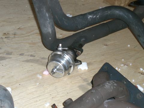 1995 Ford Probe - A turbocharger wastegate is shown connected to exhaust piping, with the Supermotors.net logo visible.