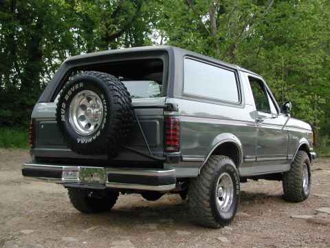 1989 Ford Bronco - This 1989 Ford Bronco is shown from the rear, a spare tire mounted externally.