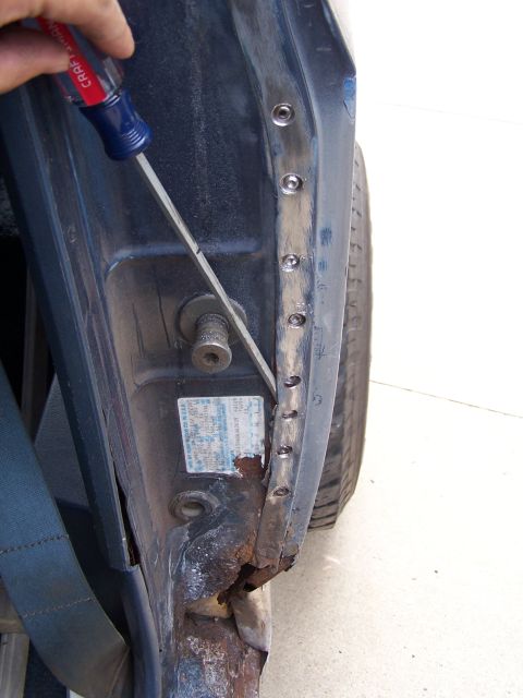 1986 Ford Bronco - How to pry - door jamb areas