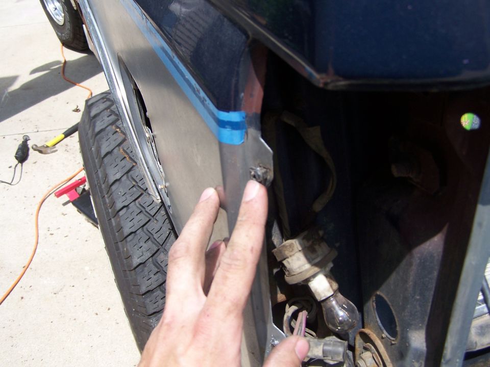 Light retaining clips