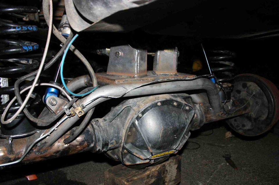 Rear axle differential with Detroit TruTrac cover and coil springs underbody