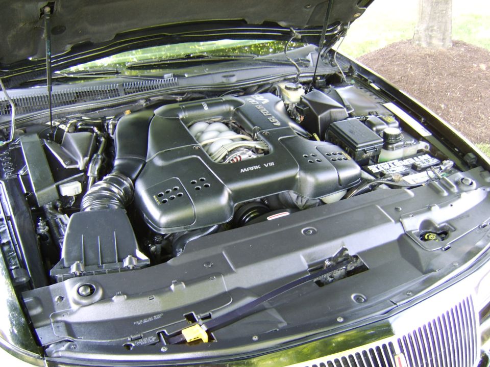 Engine bay with black 4.6L 32-valve DOHC V8 labeled Mark VIII