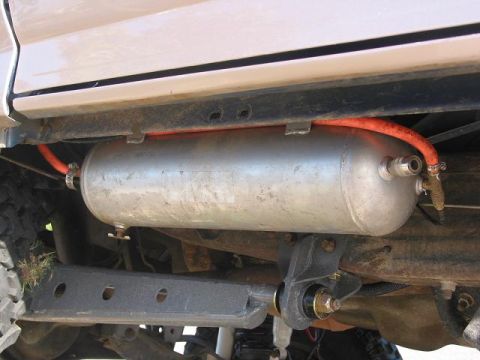 1996 Ford Bronco - Underside view of a vehicle's air tank and suspension components, with visible text from Supermotors.net.