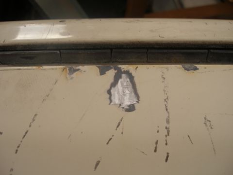 1990 Ford Bronco - Looking at the top of the tailgate. Lots of little pinhole rust spots. I call them pimple rust