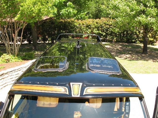 Black van with gold trim and two sunroofs, front view. Matches 1978 Ford E250
