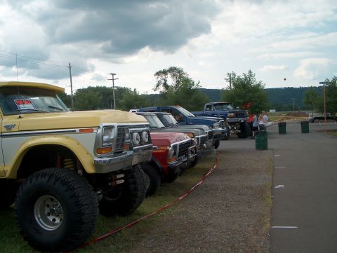 1978 Ford Bronco - FordEXP1's,EbLightning's,two of BNKRTSTK's Broncos and FordEXP1's pickup in a row.