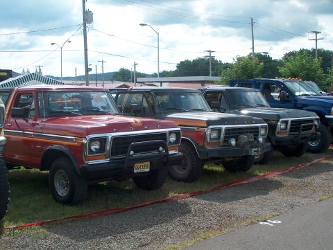 1978 Ford Bronco - EbLightning's Bronco along with BNKRTSTK's two Broncos.
