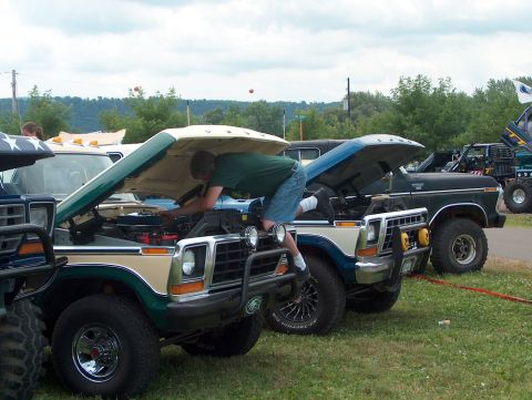 1978 Ford Bronco - FordNut trying to fix something on his Bronco.