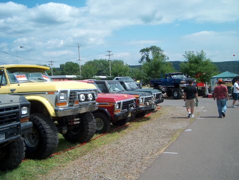 1978 Ford Bronco - Big and small