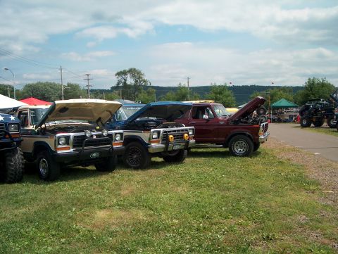 1978 Ford Bronco - Hoods up for inspection.