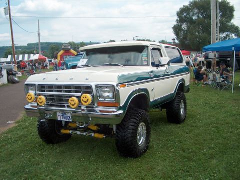 1978 Ford Bronco - This lifted 1978 Ford Bronco features a two-tone paint scheme and distinctive smiley face fog lights.