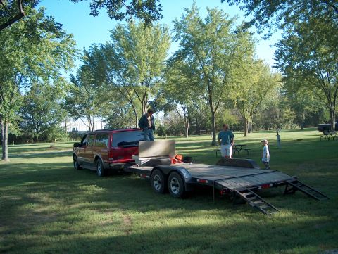 1978 Ford Bronco - Ken and Border Patrol helping to guide Xlt79brnc onto his trailer.
