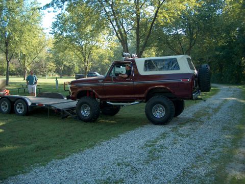 1978 Ford Bronco - Xlt79bnc driving onto his trailer.