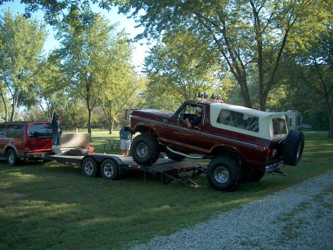 1978 Ford Bronco - Xlt79brnc driving onto his trailer.