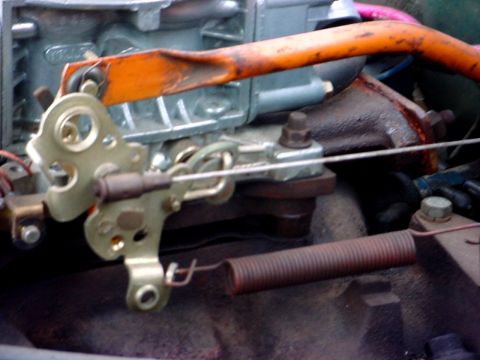 1992 Ford Mustang - Close-up of carburetor linkage and a rusty spring, with Supermotors.net watermark.