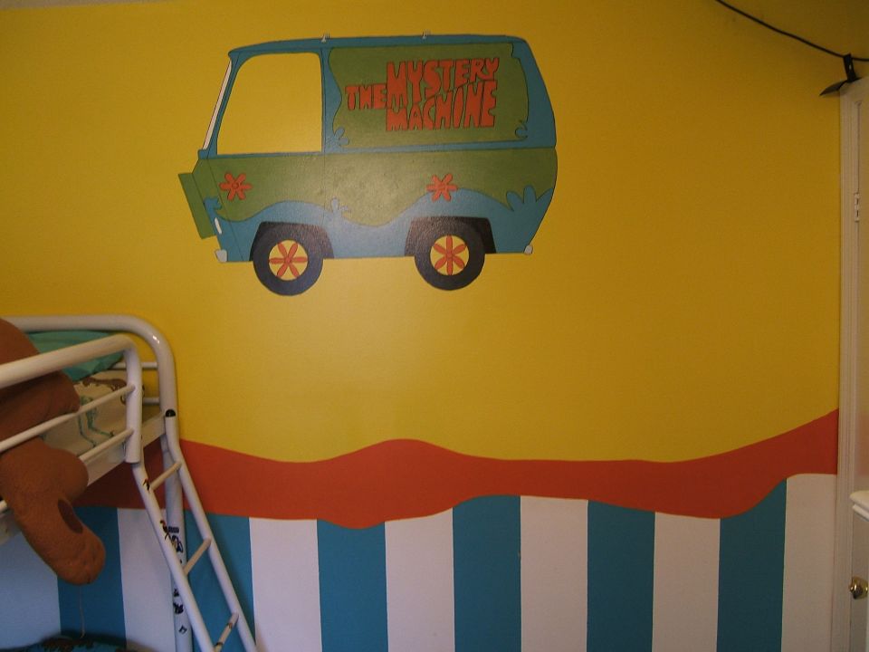 Wall mural of the Mystery Machine van with "MYSTERY TIME MACHINE" text, part of a child's room decor