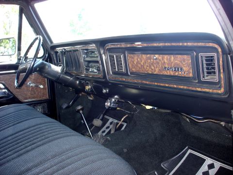 1979 Ford F-250 - The dashboard of this 1979 Ford F-250 features wood grain trim and the 'RANGER XLT' designation.